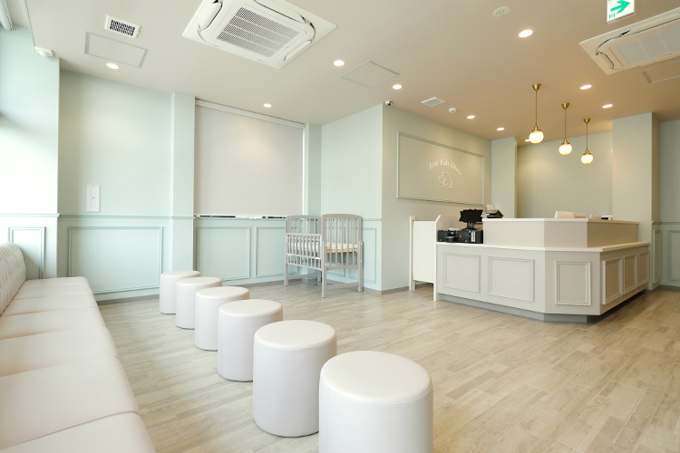 あさいキッズクリニック 東大阪市 ゆったり座れるソファーやベビーベッドを備えている待合室