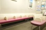 加藤皮膚科 大阪市北区 院内は比較的広く、車いすやベビーカーでの来院もしやすい