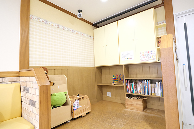 はるき小児・矯正・歯科 明石市 絵本やぬいぐるみなど、子どものためのスペース
