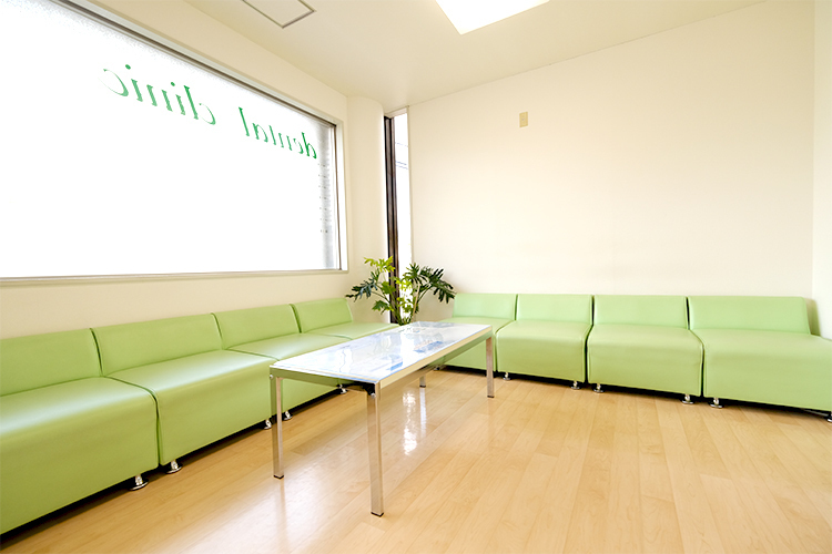 増田歯科 高槻市 緑を取り入れた待合室は落ち着いた雰囲気だ