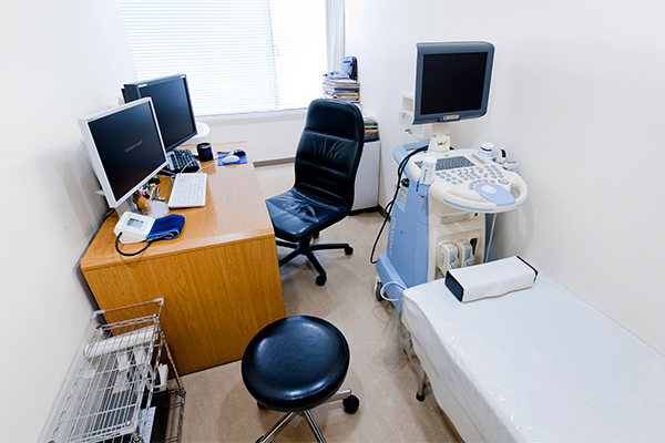新垣内科外科クリニック 多摩市 整理整頓が行き届いた診察室