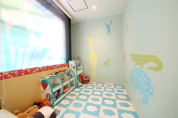 あさひ矯正歯科医院 厚木市 キッズスペースも備えており、絵本も充実