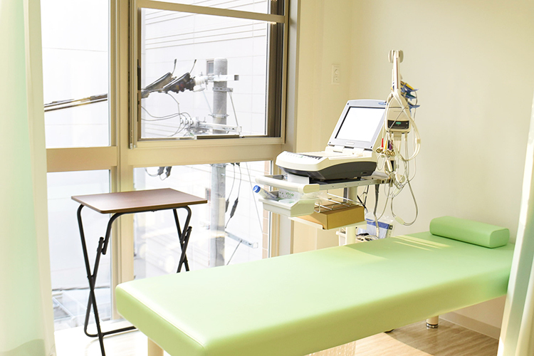 とうぎ内科・循環器内科クリニック 奈良市 明るく広い処置室はリラックスできる空間