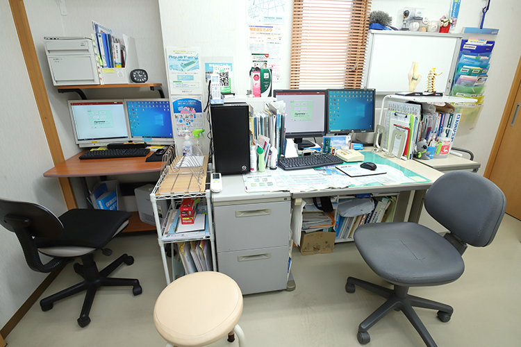 河村クリニック 門真市 医療クラークを同席させ、患者に向き合い診療を行っている