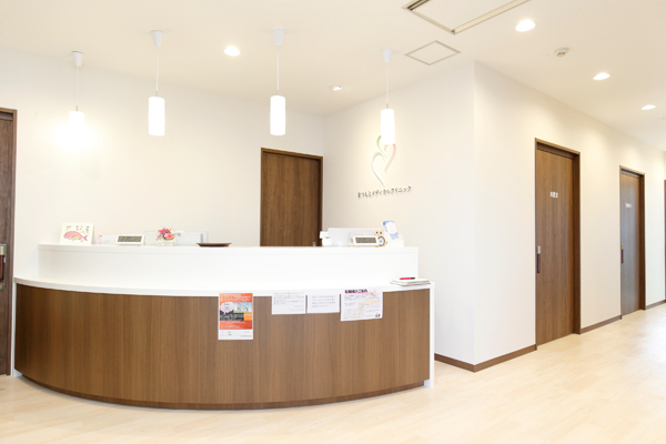まつもとメディカルクリニック 江東区 落ち着いた色合いでまとめられた院内は、バリアフリー対応だ