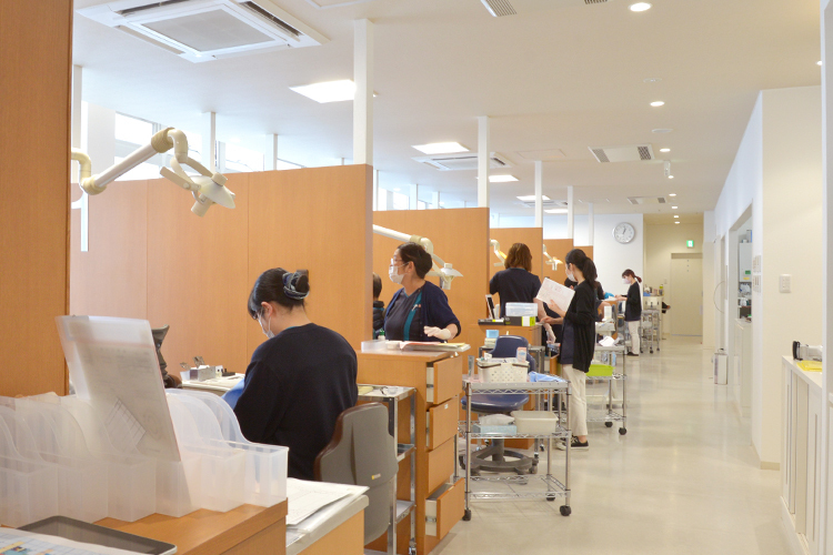 つつみ歯科医院 糟屋郡須惠町 多くのスタッフが迎えてくれる