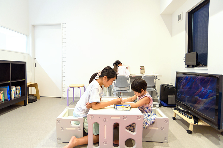 秋山歯科クリニック 福岡市南区 遊んだり勉強したりしながら待つことができる多目的室