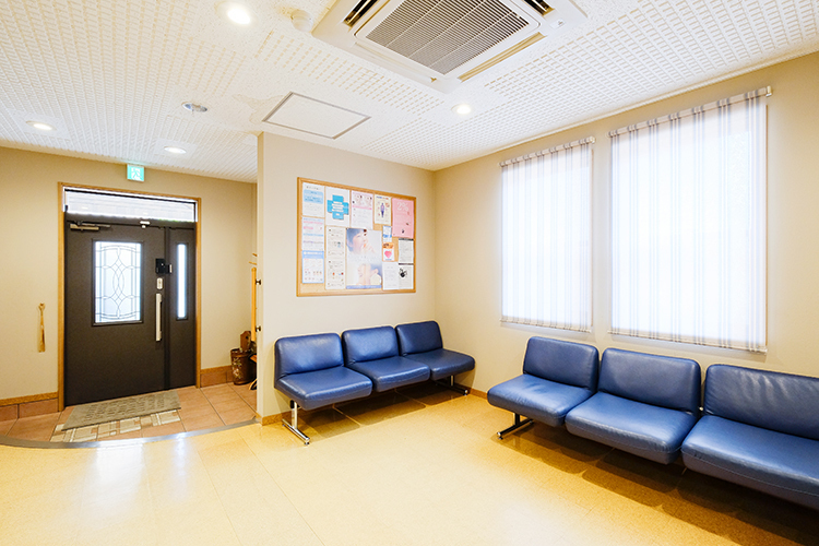 中村歯科 土岐市 日が差し込み明るく、落ち着いた雰囲気の待合