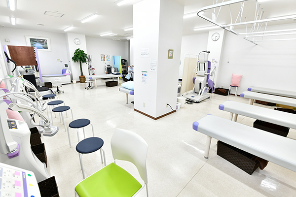 かとう整形外科 川崎市麻生区 広々したリハビリテーション室。理学療法士による運動療法を実施