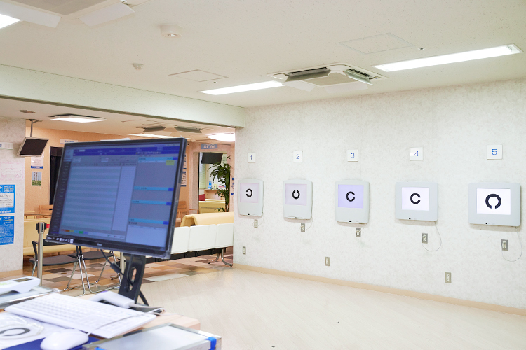 井後眼科 鹿児島市 6つの視力検査機が並ぶ広い視力検査室