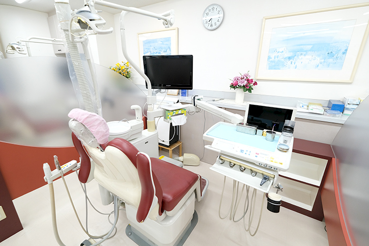 やまもと歯科医院 台東区 充実した機材と経験豊富なスタッフが治療を行ってくれる診療室
