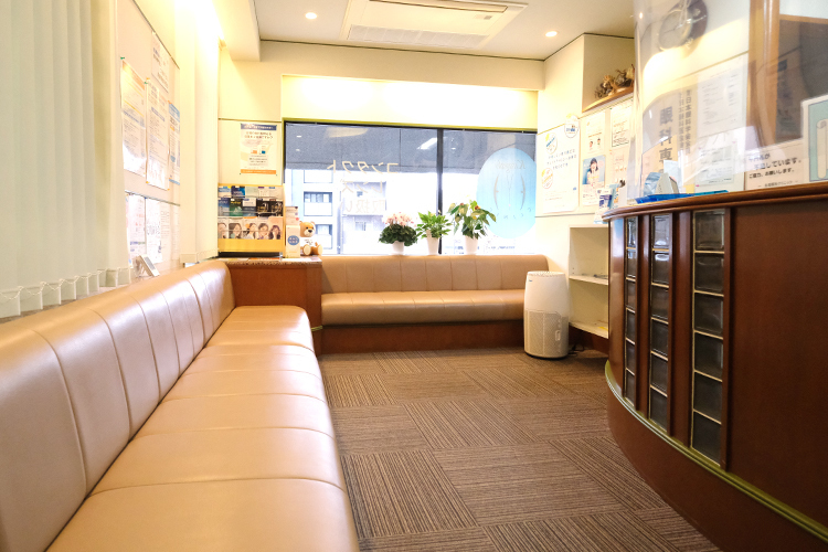 北垣眼科クリニック 神戸市東灘区 木のぬくもりを感じる落ち着いた雰囲気の院内