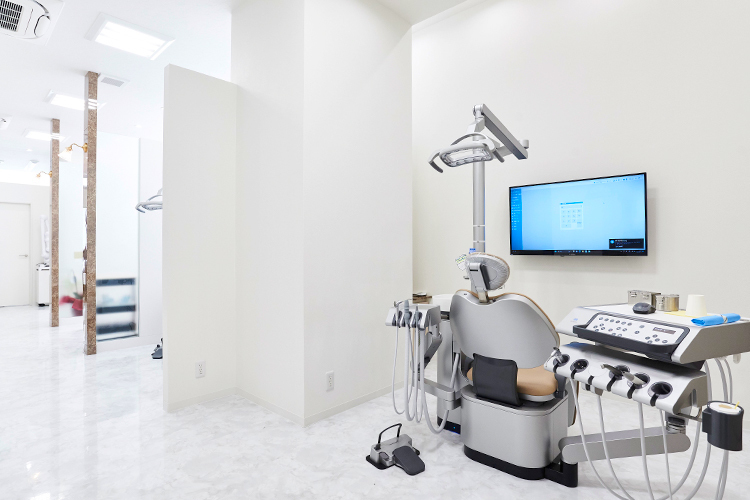 SHO DENTAL Salon 小平市 各ユニットの横幅も広く、車いすやベビーカーでも問題なく入れる