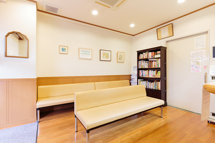 かみはた耳鼻咽喉科 箕面市 本棚が設置してあり、待ち時間もリラックスして過ごせる