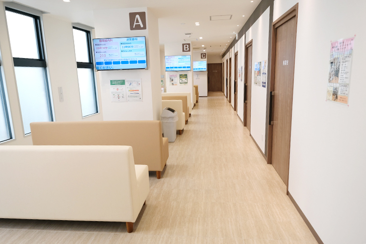 みやうち循環器内科・泌尿器科クリニック 箕面市 向かい合わせにならないよう配慮された広々とした空間