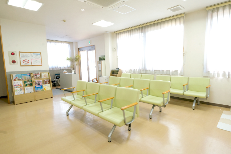 目野内科クリニック 那珂川市 広々とした待合室。キッズスペースも完備