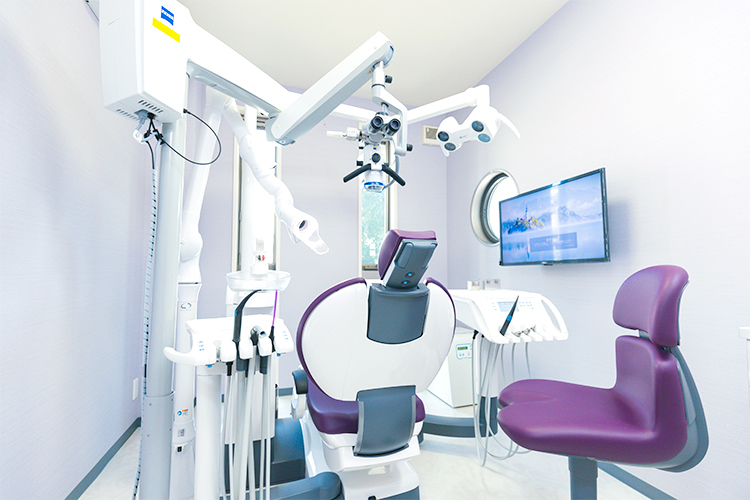 やじまデンタルクリニック 千葉市稲毛区 個室になっている診察室はスペースが広くゆったりとしている