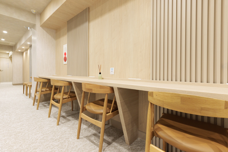 こころの港クリニック京橋・東京駅前 中央区 無線LANを設置している待合室。カウンター各席に電源も設置