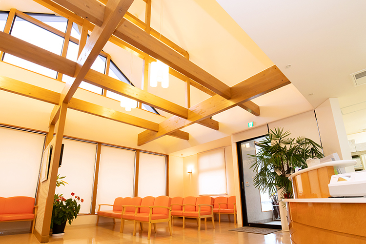 水野生々堂医院 土岐市 オレンジを基調とした温かみのある院内