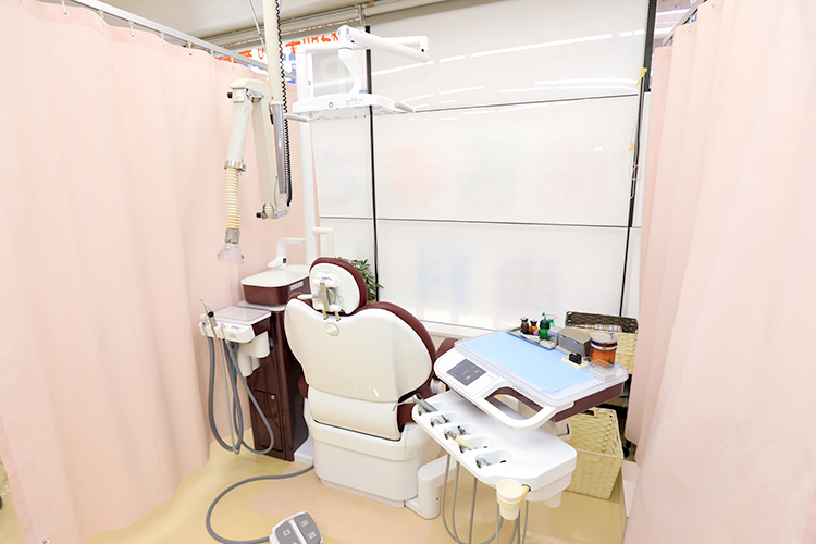武田歯科医院 名古屋市瑞穂区 光が差し込むガラス張りの造りで、院内は明るい