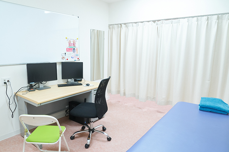 福岡ペインケアクリニック 福岡市博多区 患者と目を合わせながら丁寧に対話する時間を大切にしている