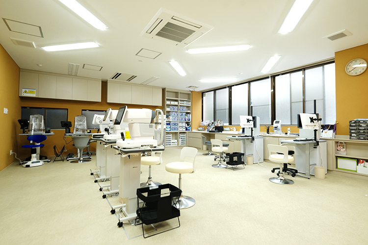 青木眼科クリニック 北九州市八幡東区 清潔に保たれ、広々とした診察室