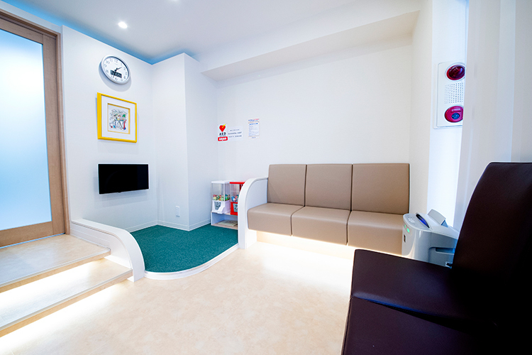 河野歯科医院 横浜市都筑区 待合室にはキッズスペースを設置し、親子での受診もサポート