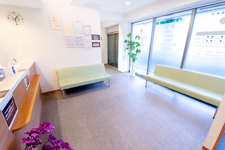 上野毛脳神経外科クリニック 世田谷区 所々に観葉植物が置かれ、リラックスできる待合室