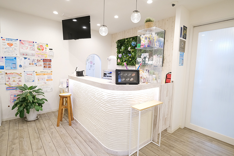 今井歯科医院 千葉市花見川区 受付にあるウォールグリーンは季節によって違った雰囲気を演出