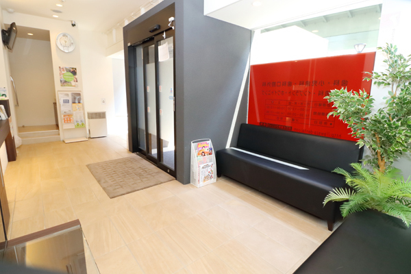 あわざ歯科クリニック 大阪市西区 待合室は広いスペースが取られており、待ち時間も快適に