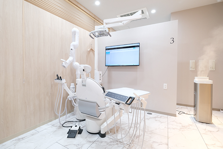 淡路町駅前ささき歯科 千代田区 広々とした診察室には、車いすやベビーカーも一緒に入室可能