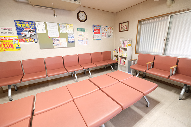 小菓医院 交野市 待ち時間にゆったりと過ごせる、広々とした待合室