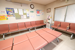 小菓医院 交野市 待ち時間にゆったりと過ごせる、広々とした待合室