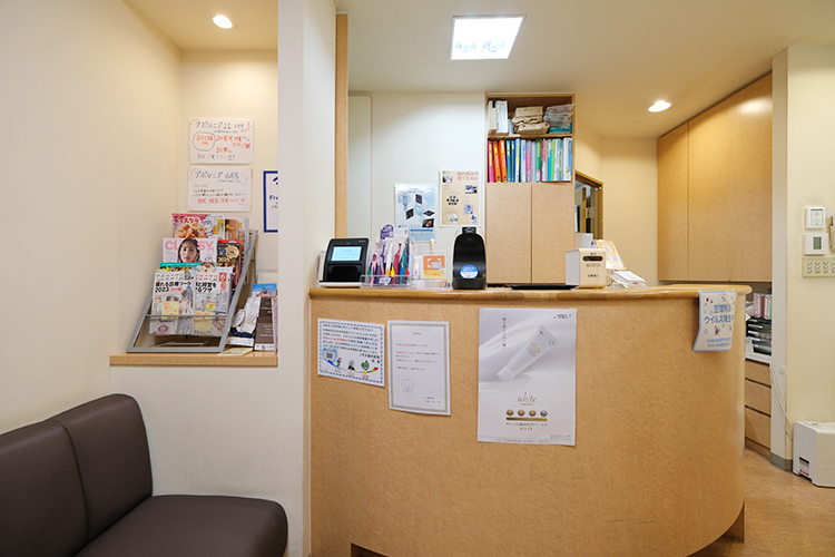 こすが歯科医院 府中市 スタッフとともに、患者が納得のいくまで丁寧に説明する