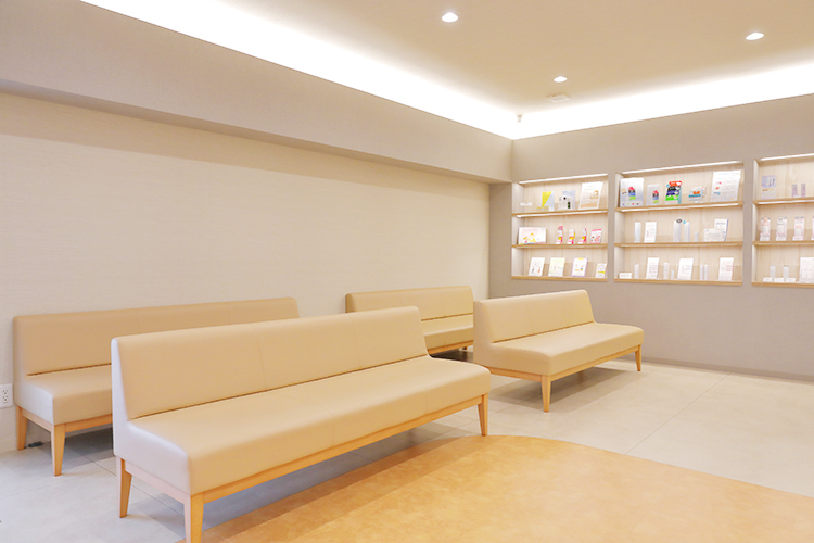 せい皮ふ科クリニック 豊中市 木目調の院内。キッズスペースも完備