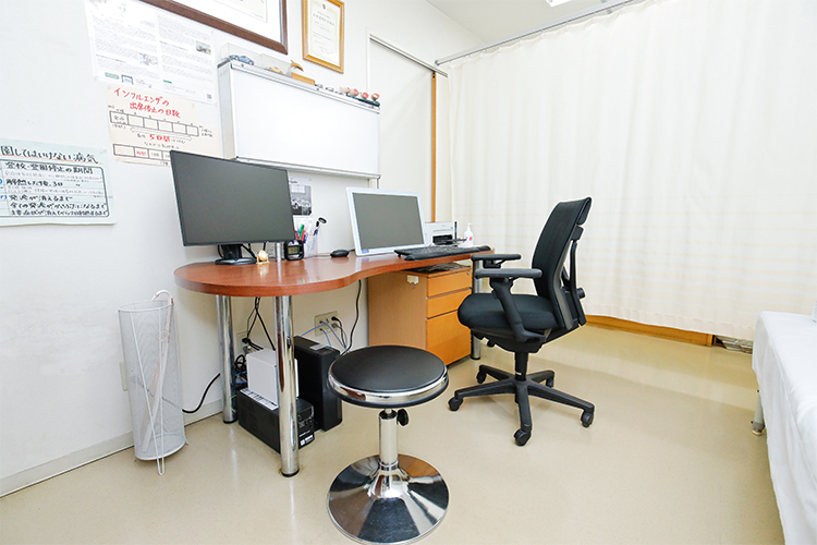ふじかわクリニック 調布市 診察室。院長は患者の話をしっかり聞くことを心がけている