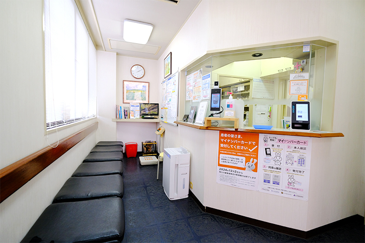 きただクリニック 守口市 来院した患者と対面できるよう作られた受付