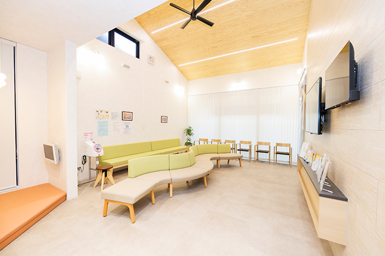 はなみずき内科・内視鏡クリニック 大垣市 天井が高く明るい待合室