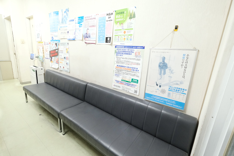 千住診療所 足立区 待合室。年配の人から子どもまで、幅広い年齢層の患者でにぎわう