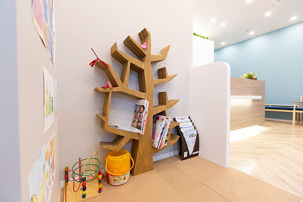 こじまウェルネスデンタルクリニック 川崎市宮前区 キッズスペースもあり、子ども連れでも安心して通える