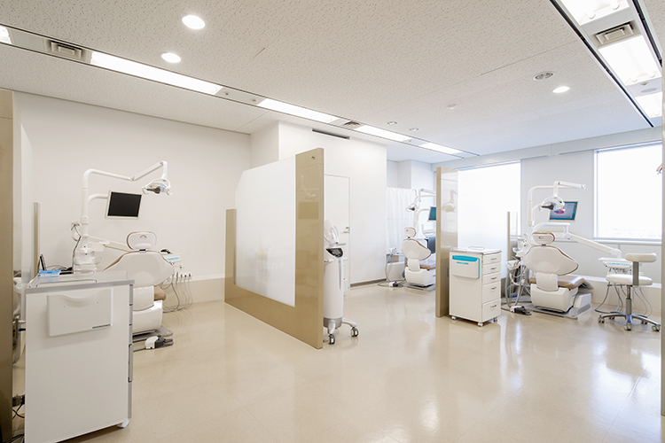 スカイビル歯科 横浜市西区 院内は広々としており、すっきりとした印象