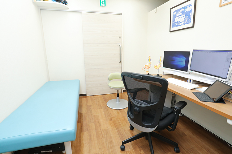 要町駅前クリニック 豊島区 診察室では院長が親身な姿勢で診療にあたる