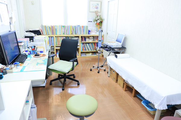 やすい内科 大府市 診察室。医療と介護の連携を強くし在宅医療にも力を入れる