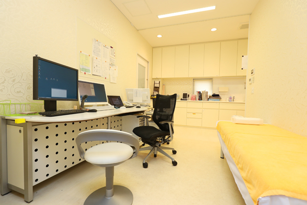 おおこうち内科クリニック 稲沢市 明るい診察室。モニターを用いて丁寧な説明を行っている