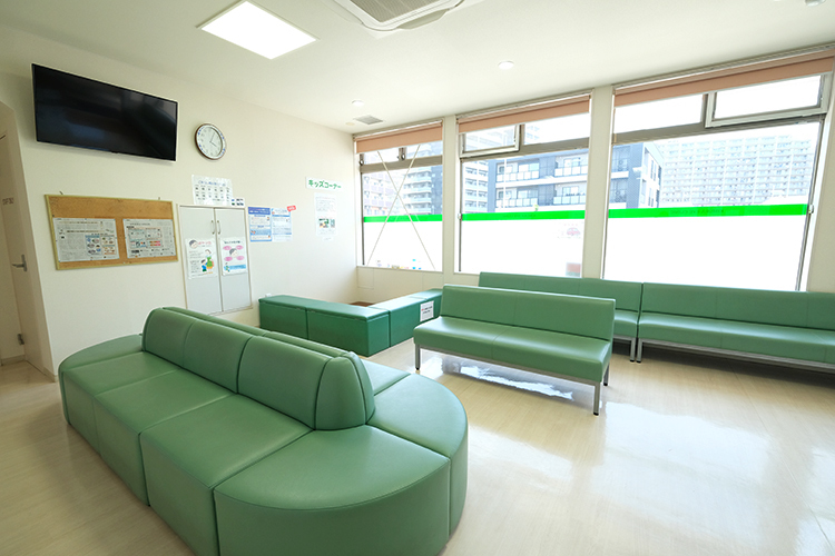 三郷中央 きむら眼科 三郷市 待合室は、日が差し込み広々とした明るい雰囲気