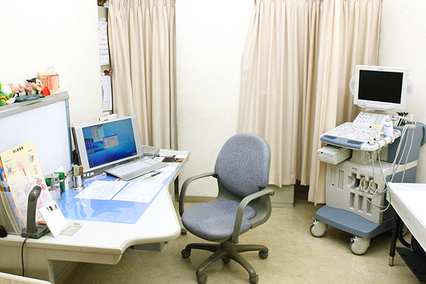 こどもの国安西クリニック 横浜市青葉区 腹部超音波検査、内視鏡検査の説明にはモニターを使用