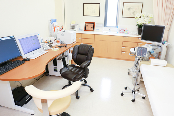 しのだ内科クリニック 豊田市 院長は穏やかな人柄で、患者の話にじっくり耳を傾けてくれる