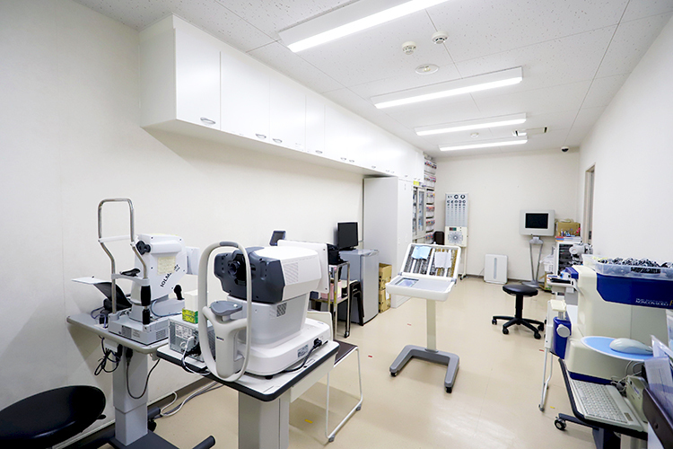 ひかる眼科 蕨市 検査室も広い空間で快適だ