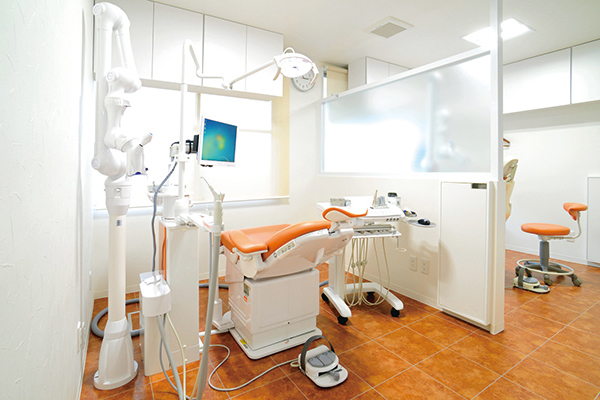 川越歯科医院 川崎市高津区 診療スペースはパーティションで区切り、十分な広さを確保