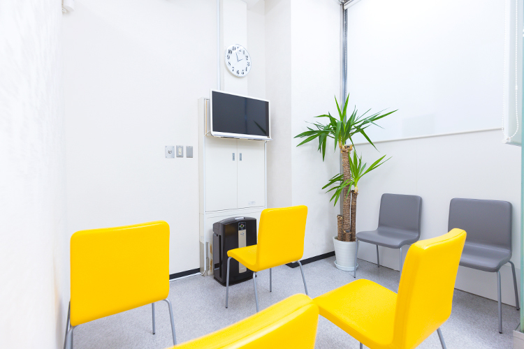 アイランド内科クリニック 新宿区 待合室は整理整頓されており、すっきりとした印象